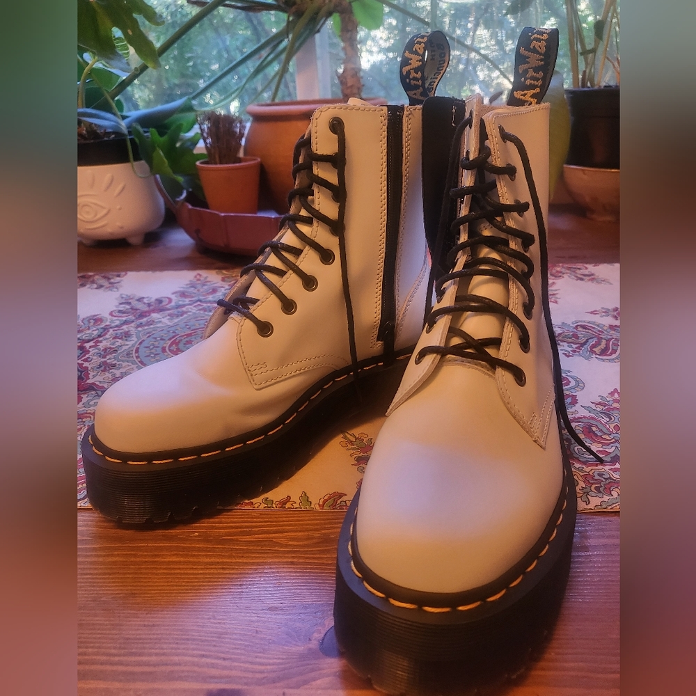Platform Dr. Martens white